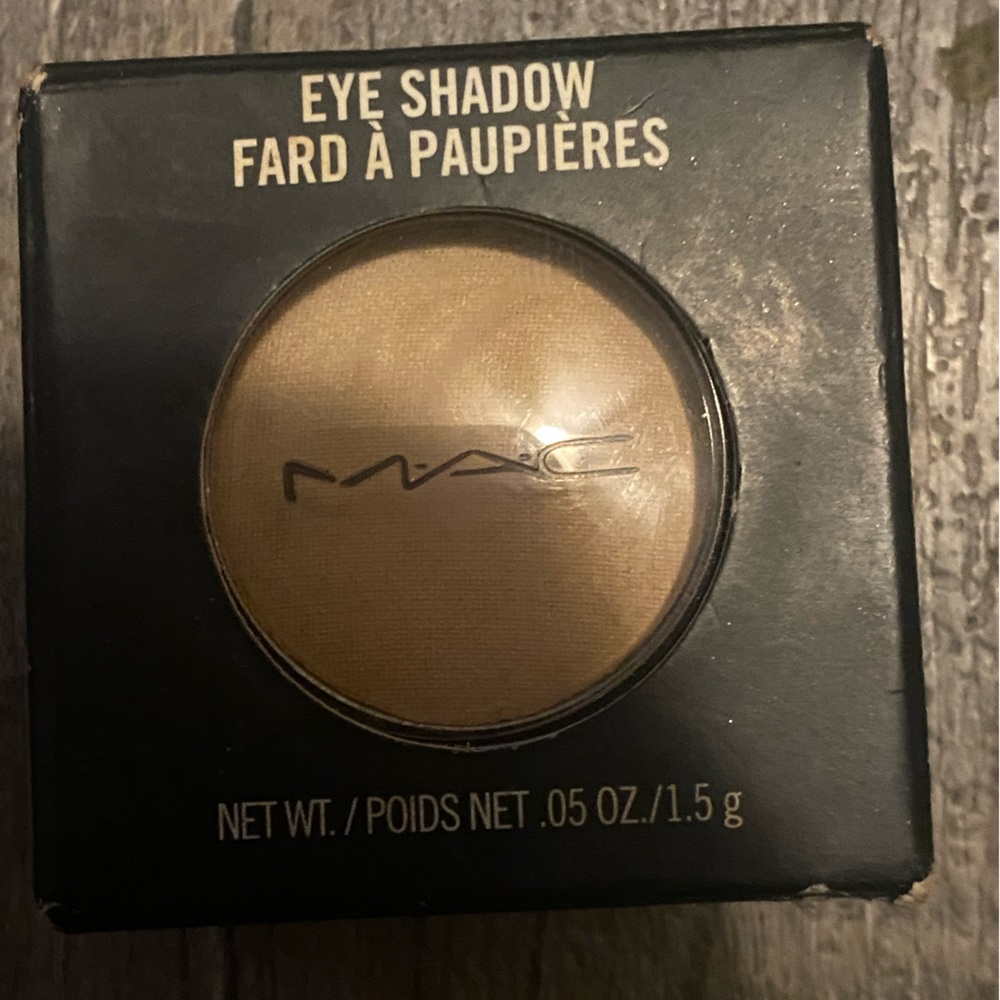 MAC eyeshadow in rice paper frost